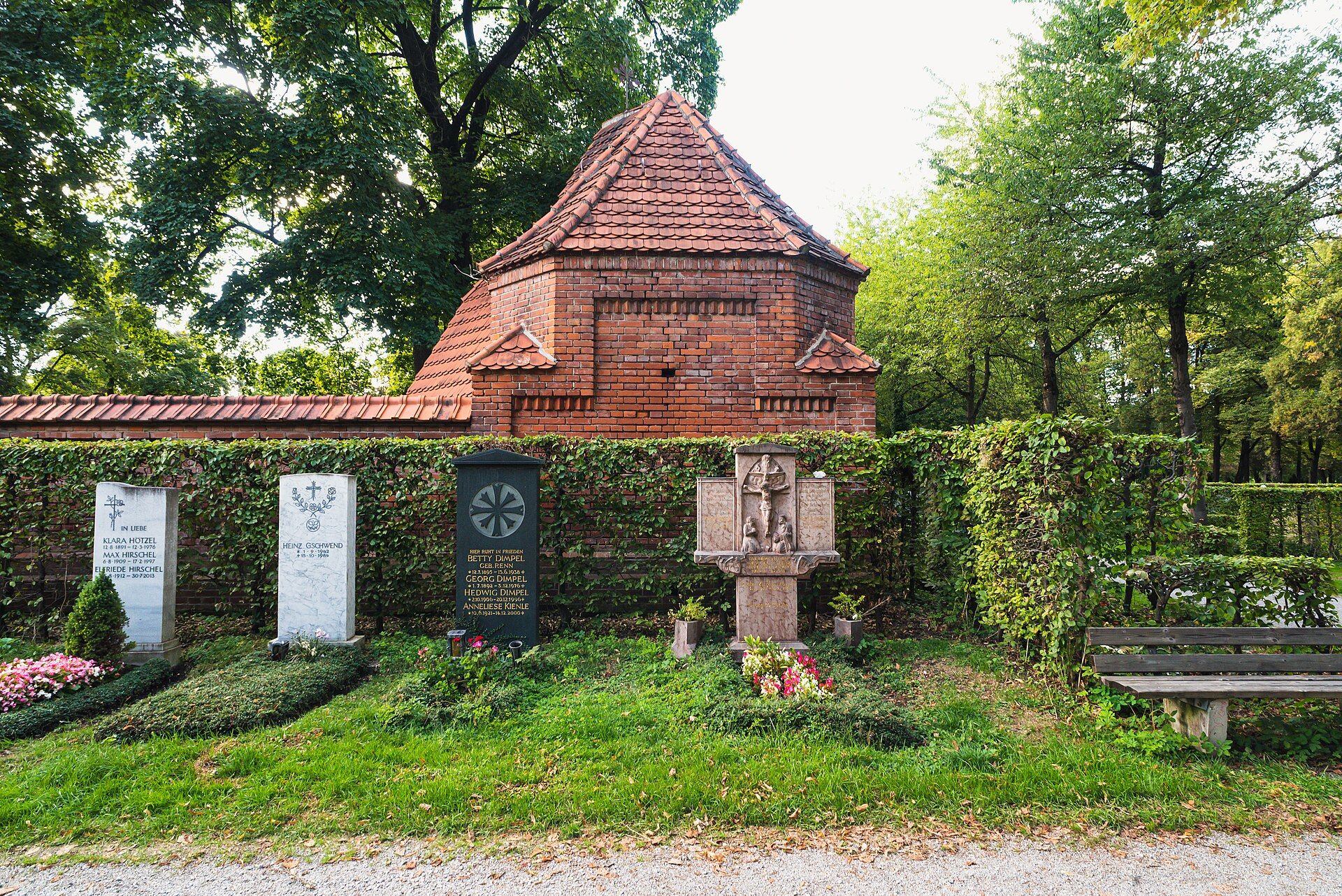 Grabstätten vor einer backsteinernen Grabkapelle auf dem Münchner Nordfriedhof