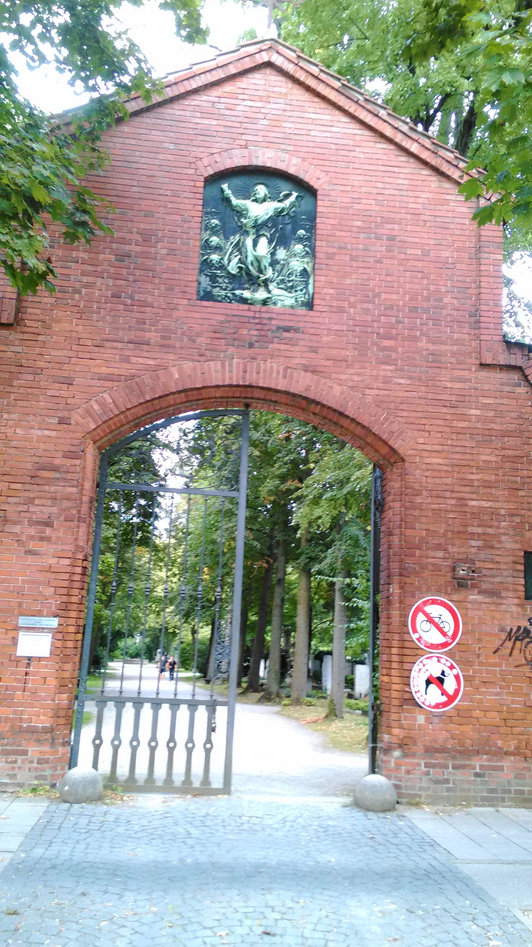 Backsteinernes Eingangstor des Münchner Ostfriedhofs an der St.-Martin-Straße