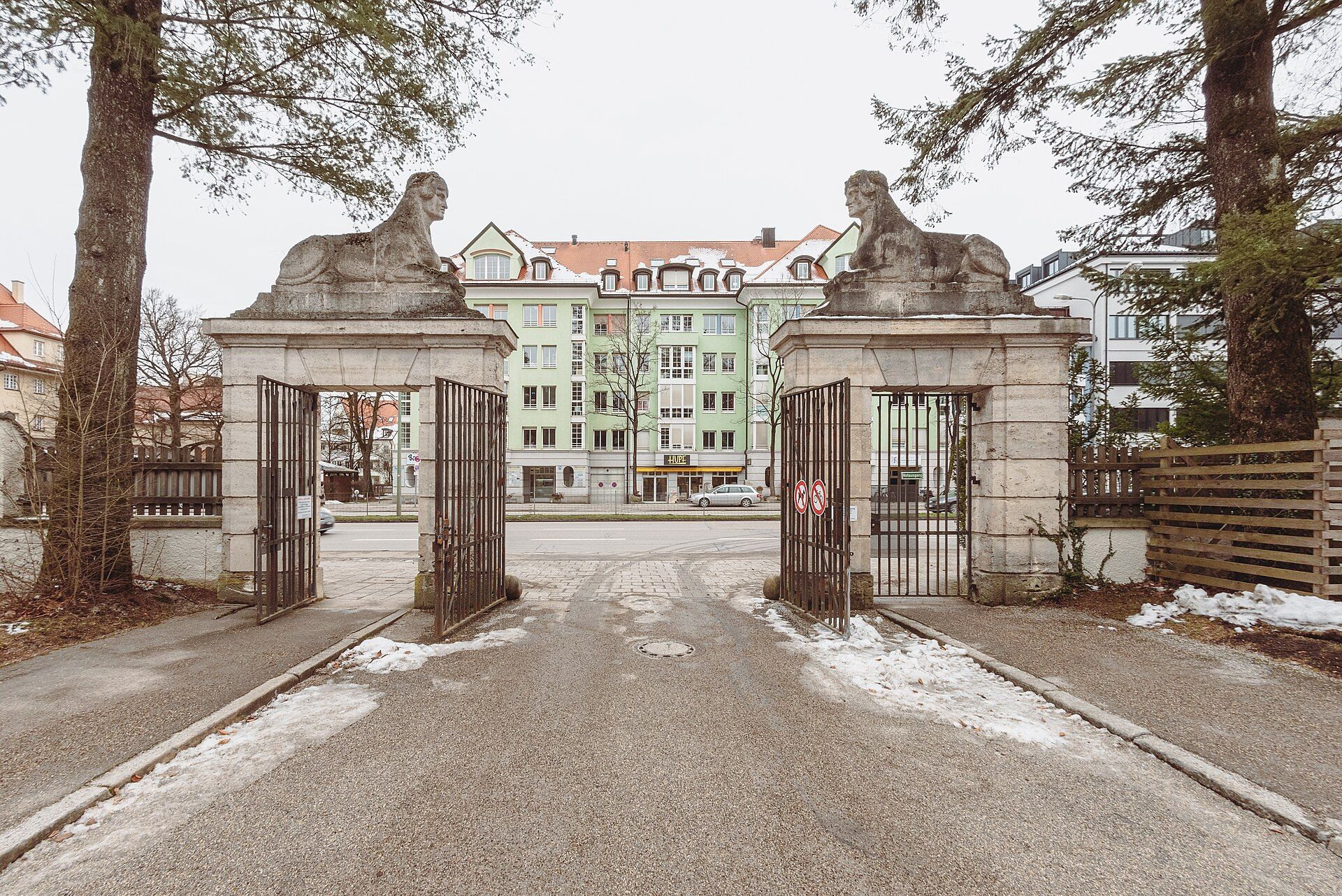 Historischer Eingang des Münchner Waldfriedhofs mit zwei steinernen Sphingen