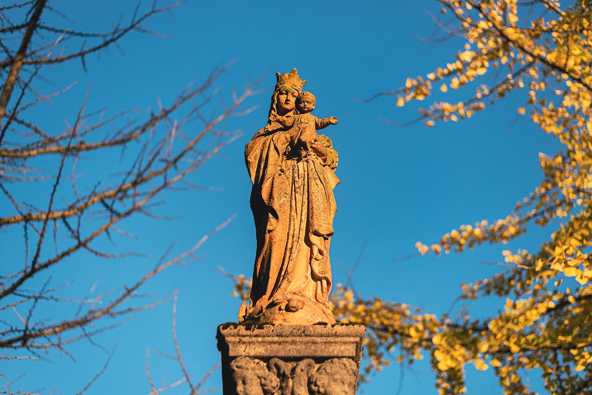 Historische Mariensäule im herbstlichen Münchner Westfriedhof